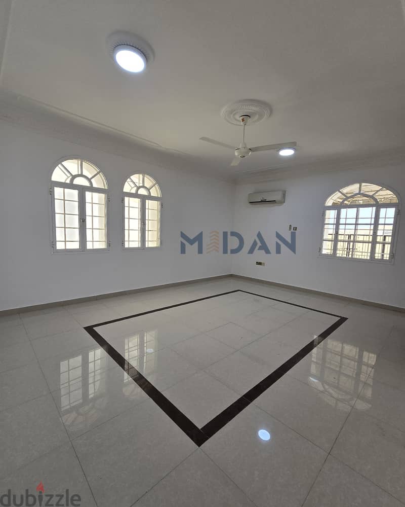 فيلا واسعة 8 غرف نوم للإيجار - القرم