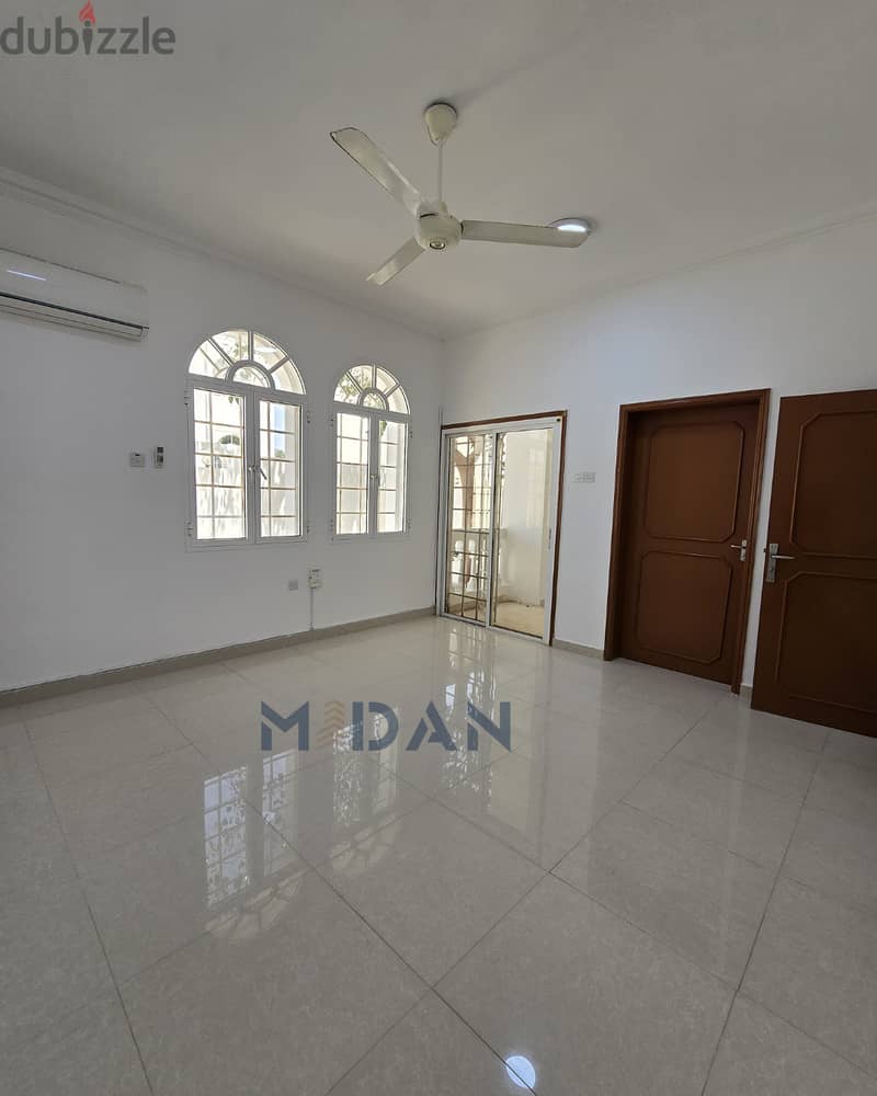 فيلا واسعة 8 غرف نوم للإيجار - القرم — 10