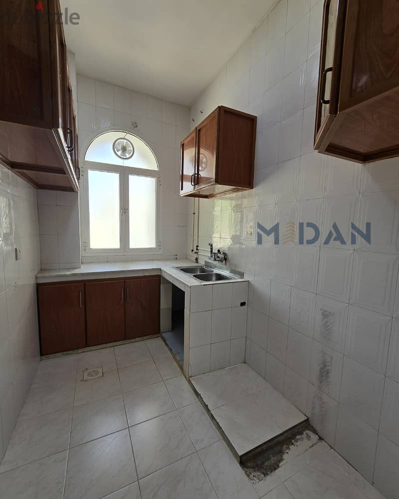 فيلا واسعة 8 غرف نوم للإيجار - القرم — 11