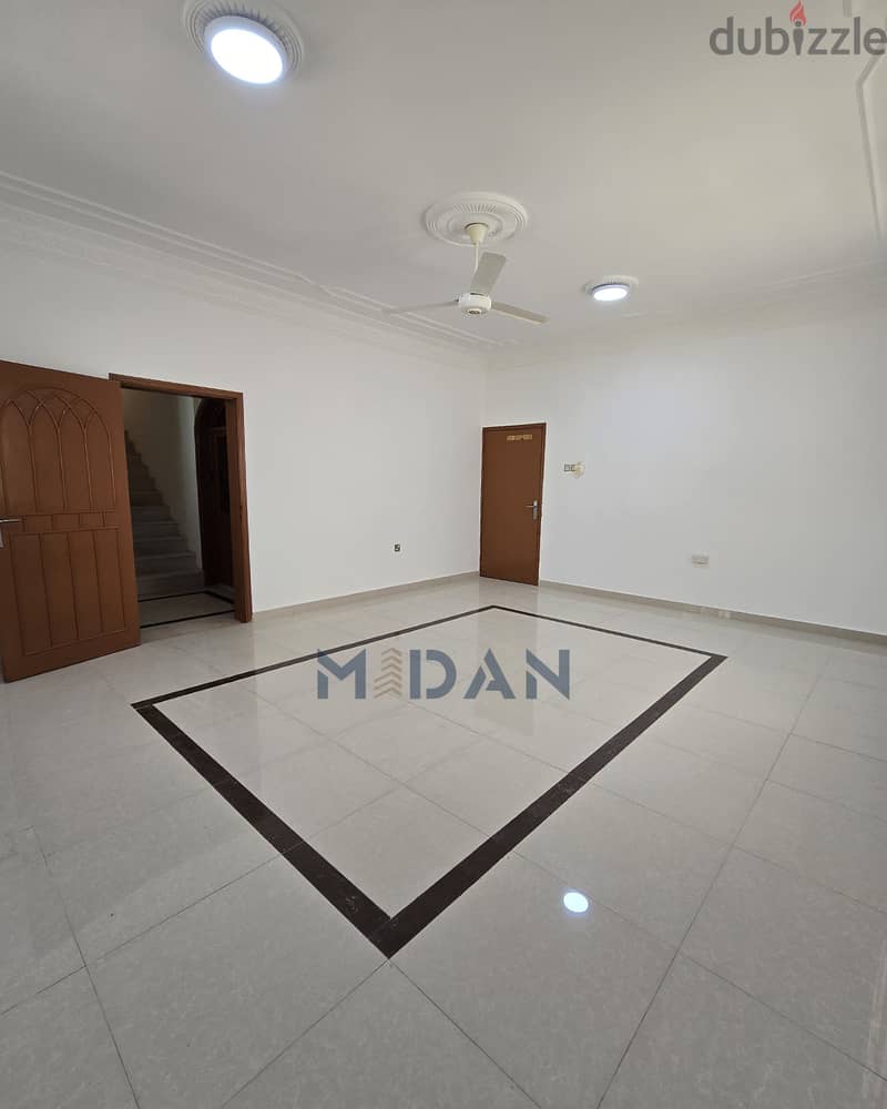 فيلا واسعة 8 غرف نوم للإيجار - القرم — 2