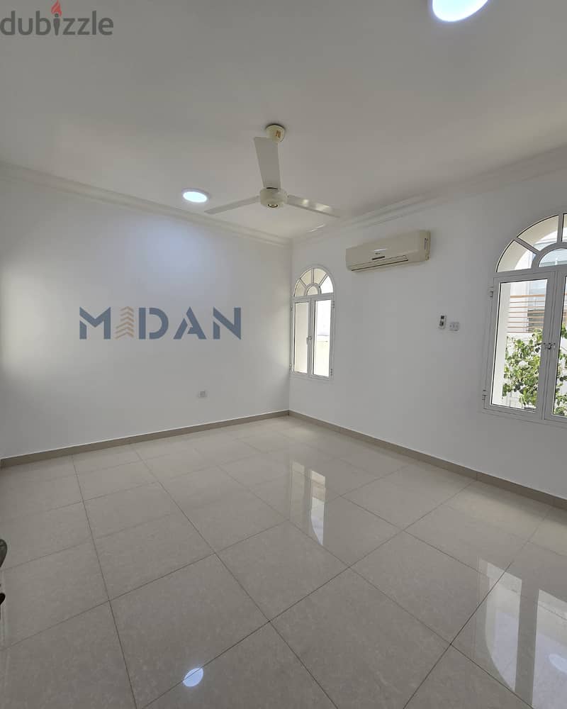 فيلا واسعة 8 غرف نوم للإيجار - القرم — 5