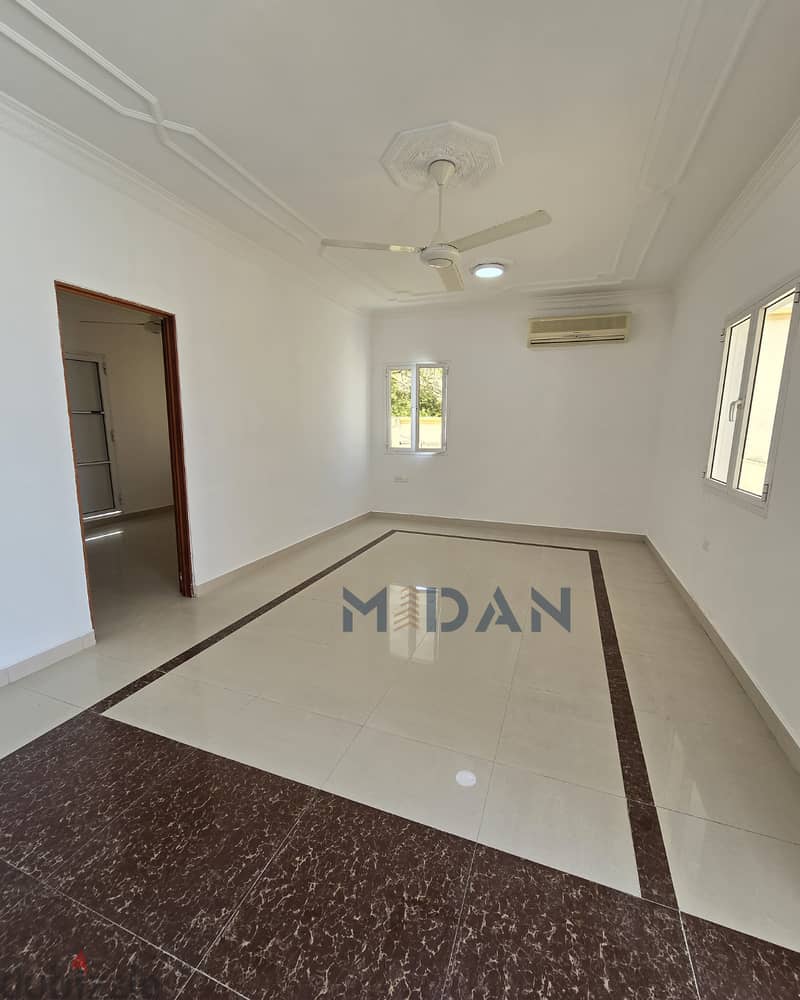 فيلا واسعة 8 غرف نوم للإيجار - القرم — 6