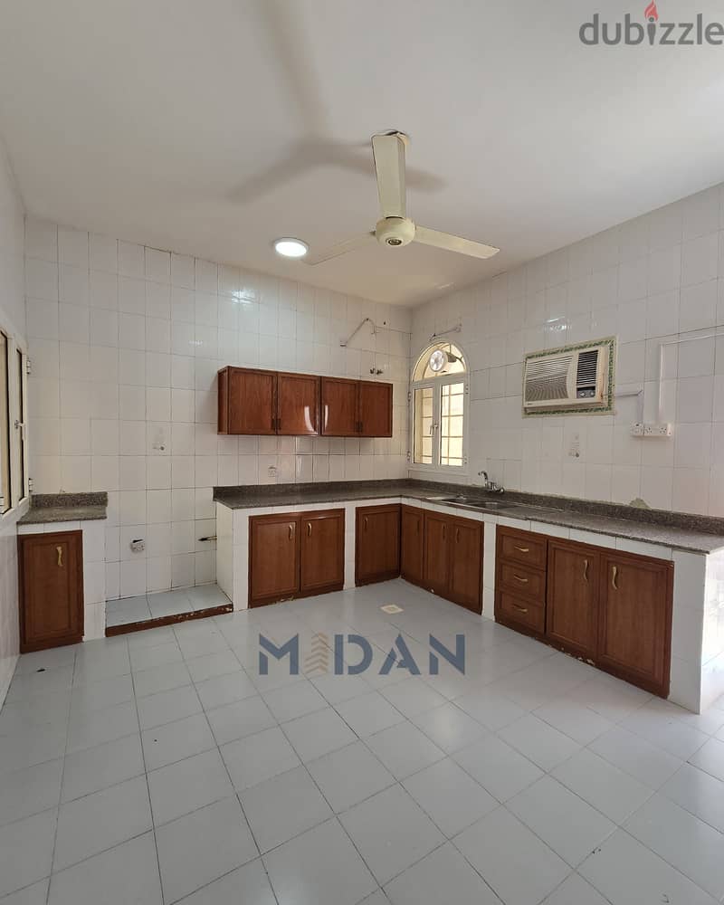 فيلا واسعة 8 غرف نوم للإيجار - القرم — 9